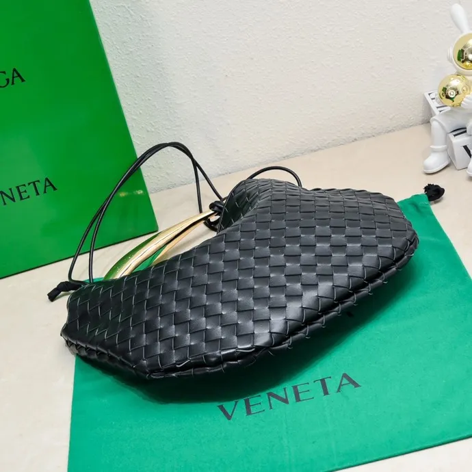 Original leather, batch 2060, the old-money style BV Sardine large size has been shipped🔥 Nowadays, many fashionable, rich and tasteful Jimei people are carrying the same bag invariably. It’s Bottega Veneta Sardine! Because this BV Sardine bag is so beautiful and high-end! The arc-shaped intrecciato woven bag body, paired with metal sardine handles, looks like a work of art, allowing people to ponder and appreciate it. Currently Sardine has launched three sizes for everyone to choose from. This is the largest size🉑️hand-held🉑️armpit🉑️single shoulder🉑️crossbody. It is a very high-quality and relatively niche treasure model. It will be very special when you carry it when you go out. It allows you to have the freedom of carrying a bag. Sisters go crazy. Style number: 7468-1# Size: 39*31*12cm